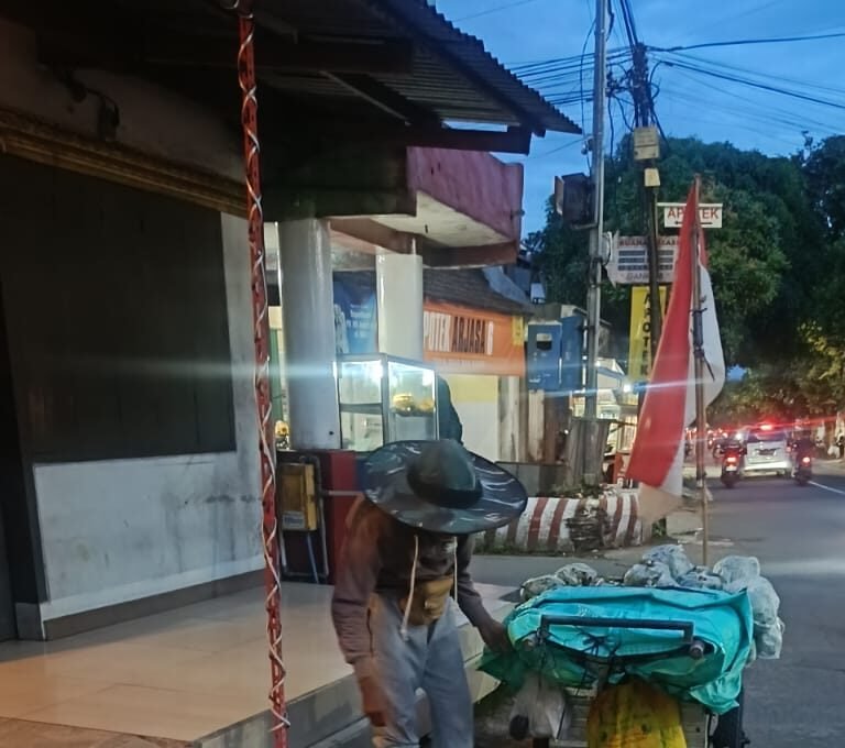 Djamal, Mengais Rezeki dari Daun Pepaya di Usia Senja