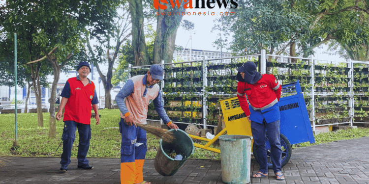 25 Tahun Menyapu Alun-alun Merdeka: Anto Tetap Setia Meski Sampah Tak Pernah Berkurang
