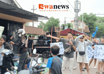 Demo Bagi-Bagi Baju Gratis dan Takjil, Gaya Unik Berbagi ala Pemuda Lowokdoro