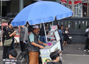 Pedagang Telur Gulung Raup Cuan Saat Buruh Turun Jalan