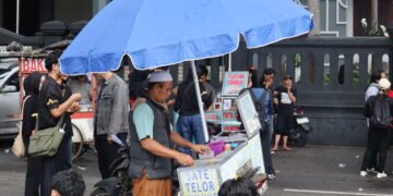Pedagang Telur Gulung Raup Cuan Saat Buruh Turun Jalan