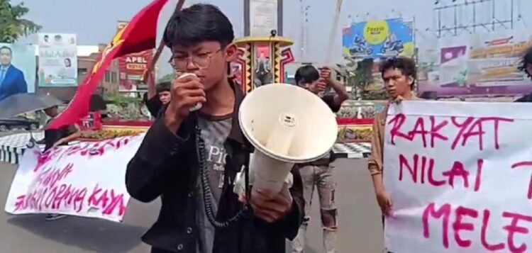 Tiga Aktivis LMND Lakukan Aksi Jahit Mulut