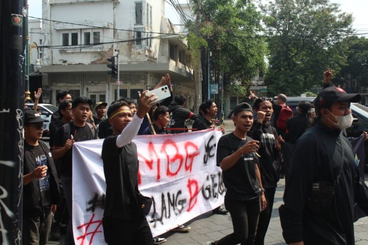 Aksi Masyarakat Sipil Malang Tuntut Penghentian Program MBG