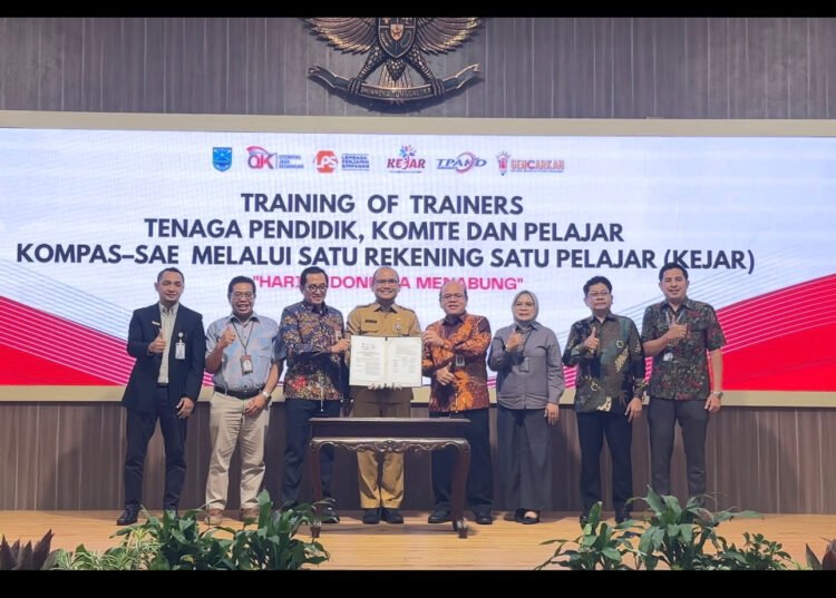 OJK bersama TPAKD Kabupaten Probolinggo menandatangani kerjasama Training of Trainers untuk tenaga pendidik dan komite sekolah. (Foto: OJK)
