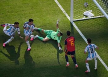 Spanyol mengurung Argentina
