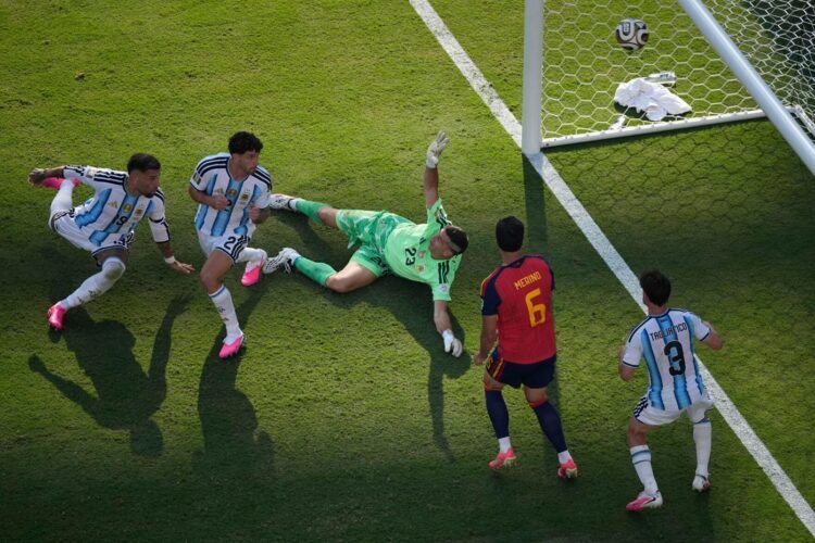 Spanyol mengurung Argentina