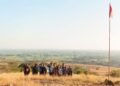 Asa di Atas Tanah Sumber Gempa, Anak-Anak Pengungsi Nagekeo Kibarkan Merah Putih di Bukit Nangadhero