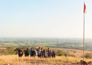 Asa di Atas Tanah Sumber Gempa, Anak-Anak Pengungsi Nagekeo Kibarkan Merah Putih di Bukit Nangadhero
