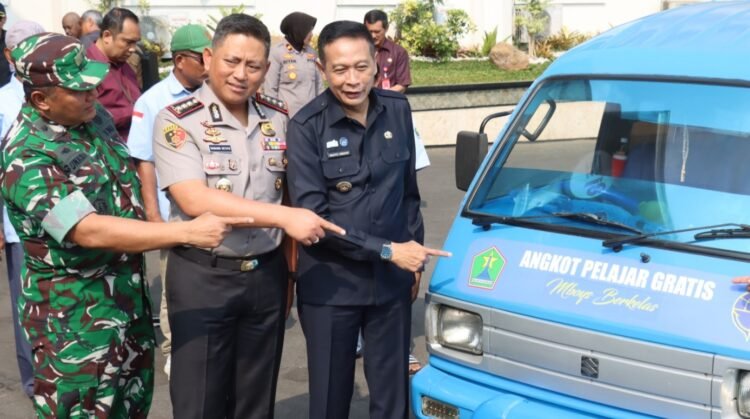 Kapolresta Malang Kota, Kombes Pol Danang, saat peluncuran angkot pelajar gratis. (Foto: Tribatra Jatim)