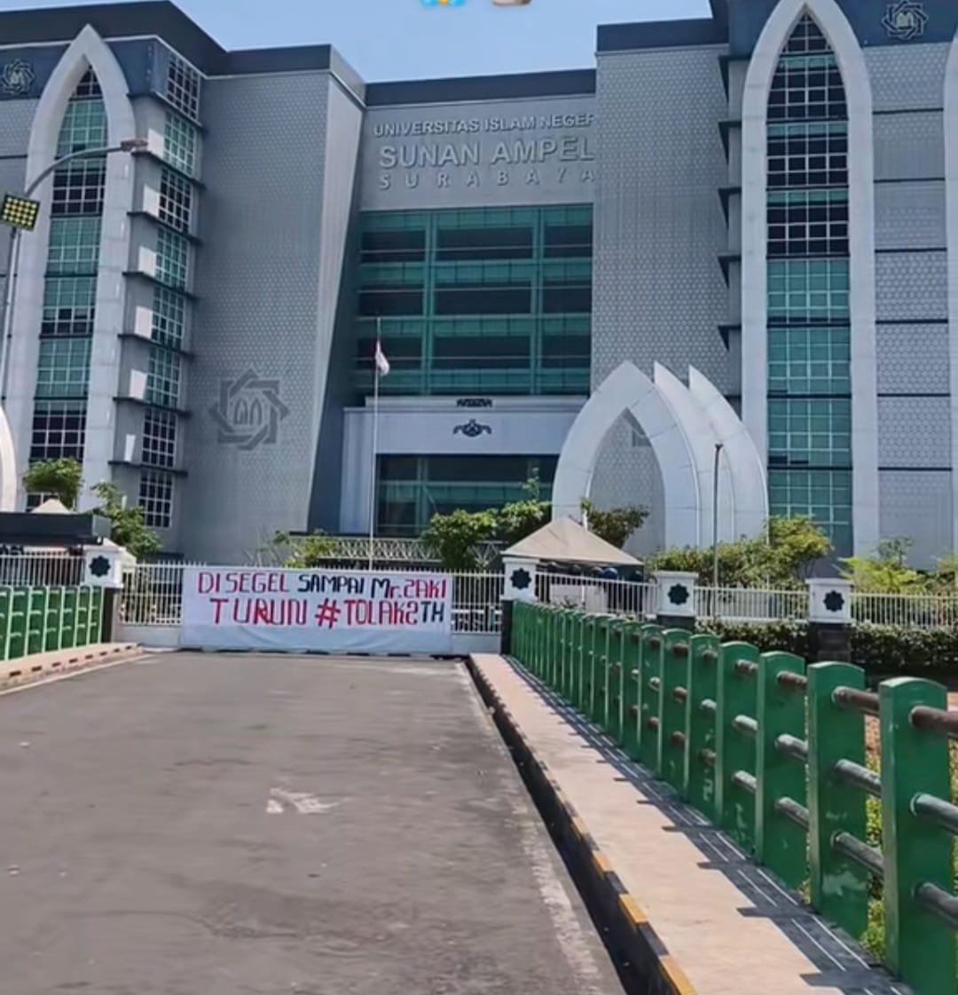 Mahasiswa Segel Kampus UIN Sunan Ampel Surabaya