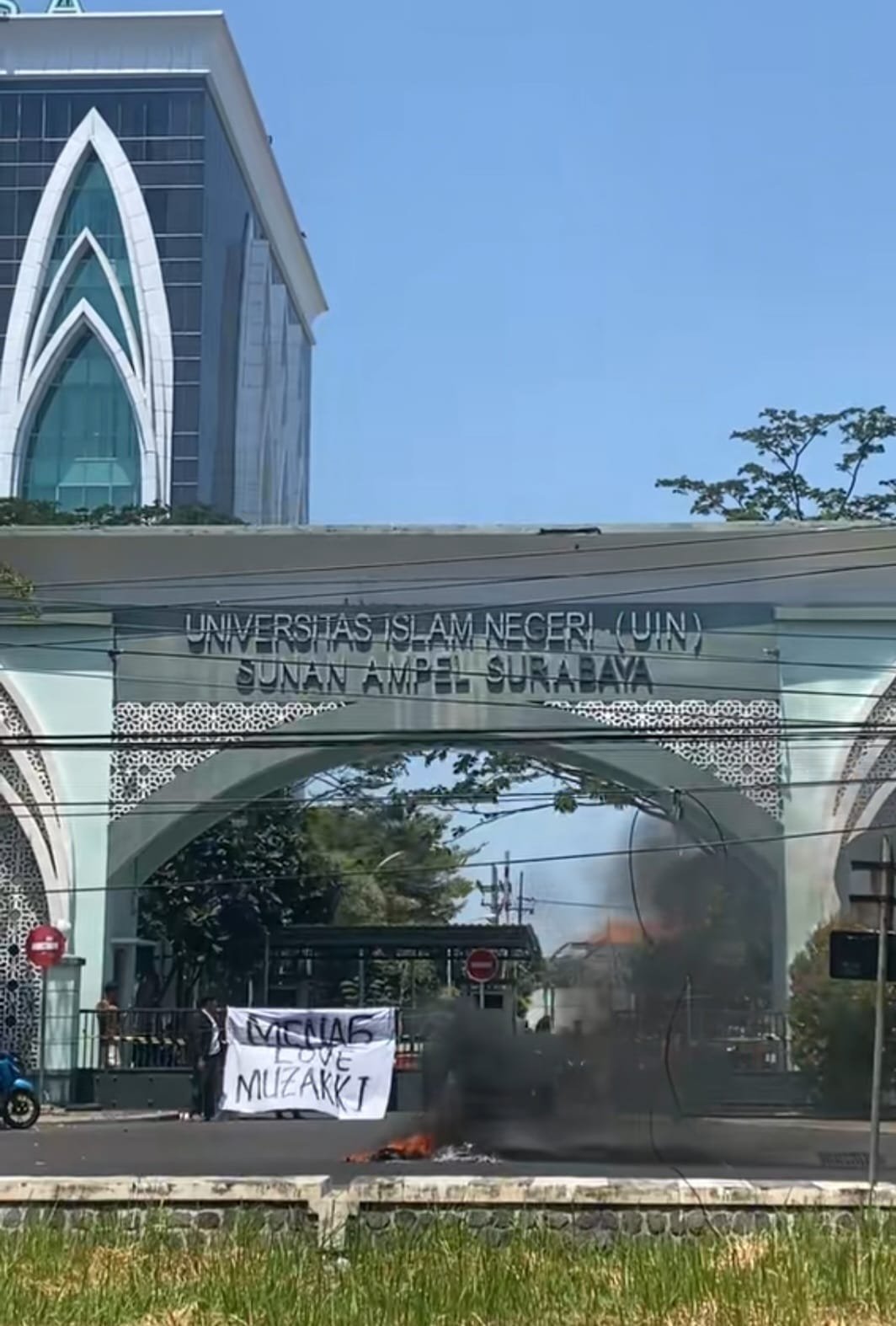 Mahasiswa Segel Kampus UIN Sunan Ampel Surabaya