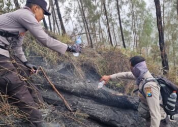 Polres Blitar Berhasil Jinakkan Karhutla Gunung Buthak setelah Tembus Medan Ekstrem 1.800 MDPL
