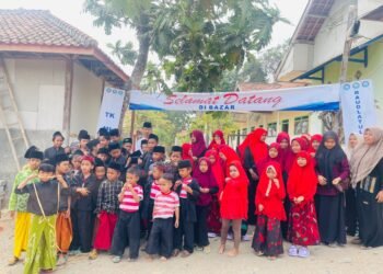 Peringati Hari Jadi Bangkalan 495, Madrasah Raudlatul Muta’alimin Berubah Jadi Lautan Hitam-Merah