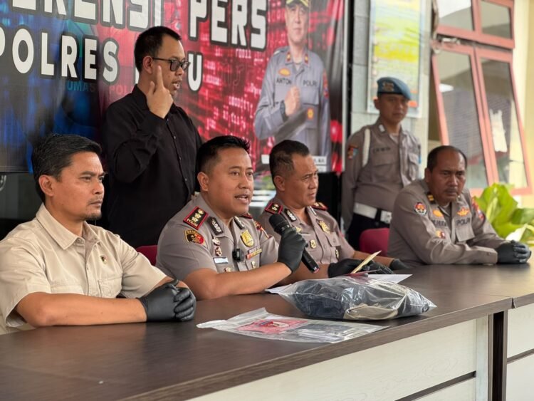 kakek penjual es di batu