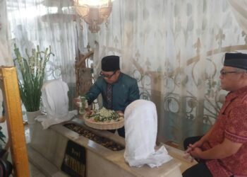 Cak Nur Ziarah ke Makam Mbah Batu