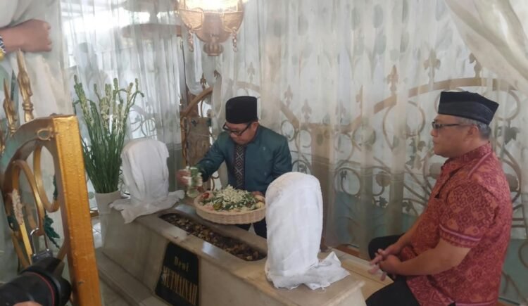 Cak Nur Ziarah ke Makam Mbah Batu